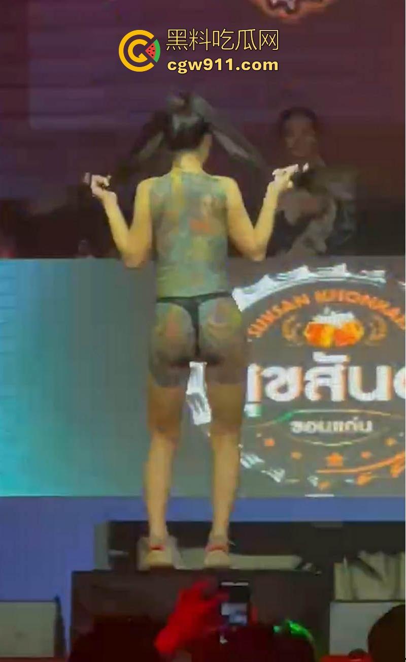 泰国芭提雅变身人间天堂了!Chang Beer啤酒公司举办全裸狂欢节,辣妹模特乳浪臀波摇曳互动,现场粉丝狂欢!-6