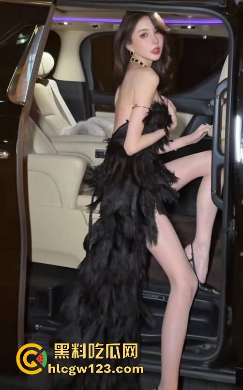 热门大瓜!抖音极品车模网红【小闹nnn】早期约炮金主视频曝光 黑丝的天花版 后入爆操 骚姿勾魂诱惑十足!-11