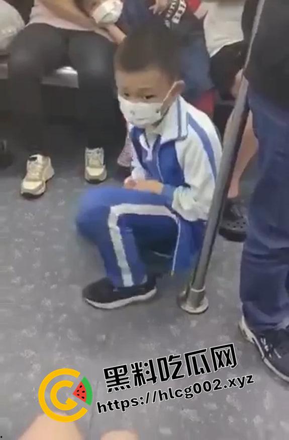 小兵探花!地铁上流氓小学生抄底小姐姐 被抓住找家长 年少有为 以后探花没你我不看-3