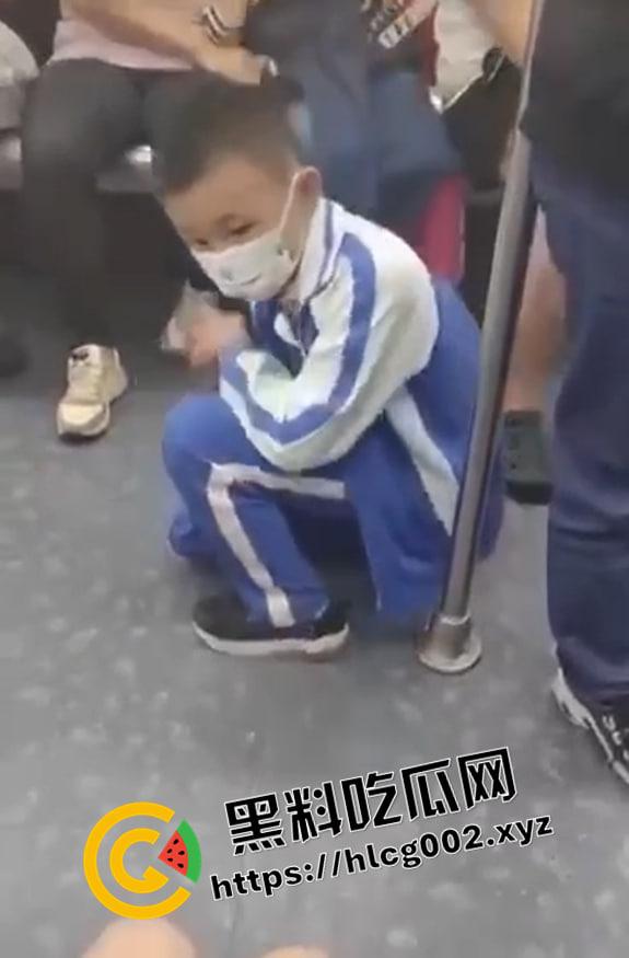 小兵探花!地铁上流氓小学生抄底小姐姐 被抓住找家长 年少有为 以后探花没你我不看-6