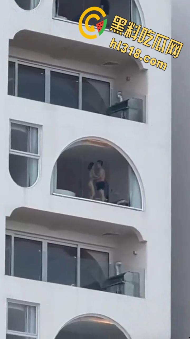 有钱人真会玩,打炮都不拉窗帘的,白嫩身材趴在玻璃后入,双月湾的风景真不错啊 !-2