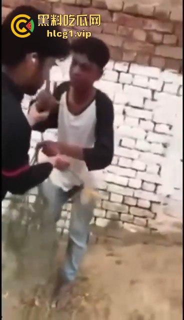 印度阿三小男孩企图性侵女孩被抓！被女孩父亲当场制服，这行为太离谱了！-4