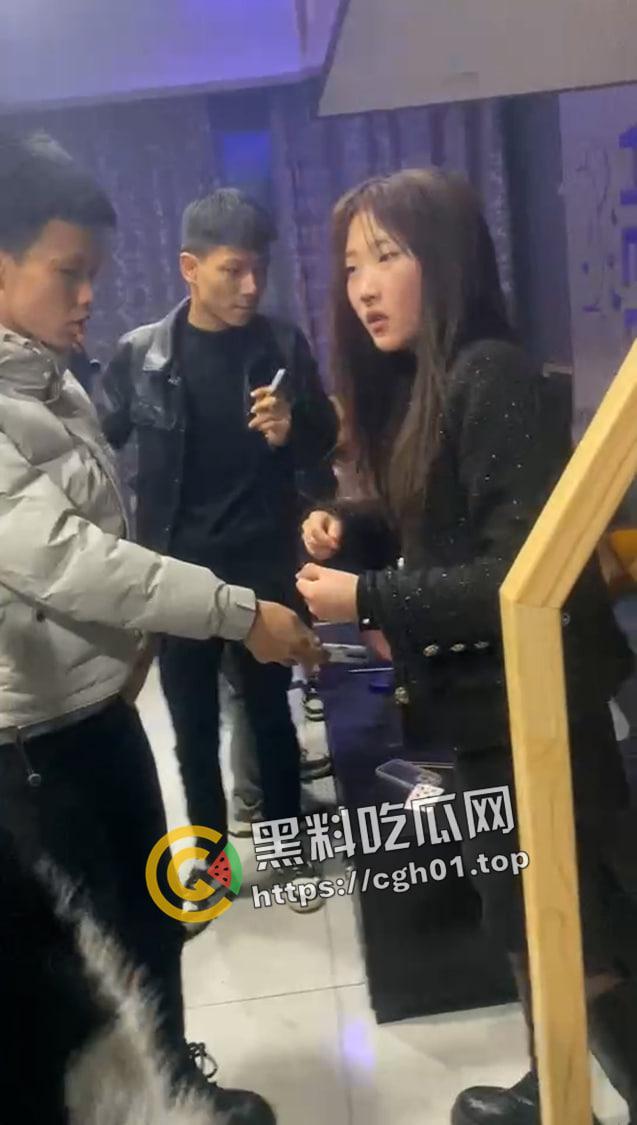 抖音热瓜！青海西宁女孩酒店被打 精神小伙小妹被围堵殴打原视频-2