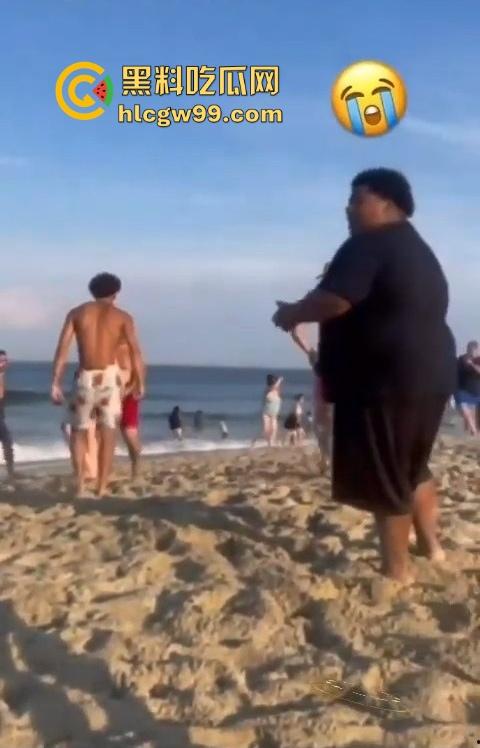 公共沙滩变成人体交配现场,老外光天化日下当着孩子面直接操逼,老黑直接上去用水泼降温警告!-4