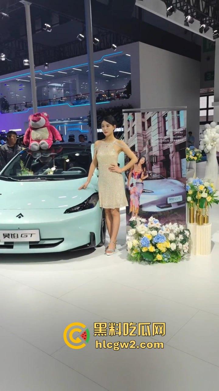 广州极品车模太诱人裙底被抄底偷拍,短裙下面逼毛可见 车展手枪侠现场撸射销售,大屁股销售成了发泄靶子!-13