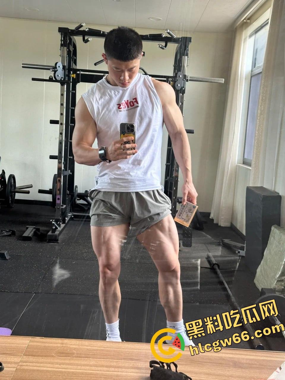 成都饥渴小骚0酒店三人行！召唤两个健身教练轮草他，亲摸舔操爽翻天！-4