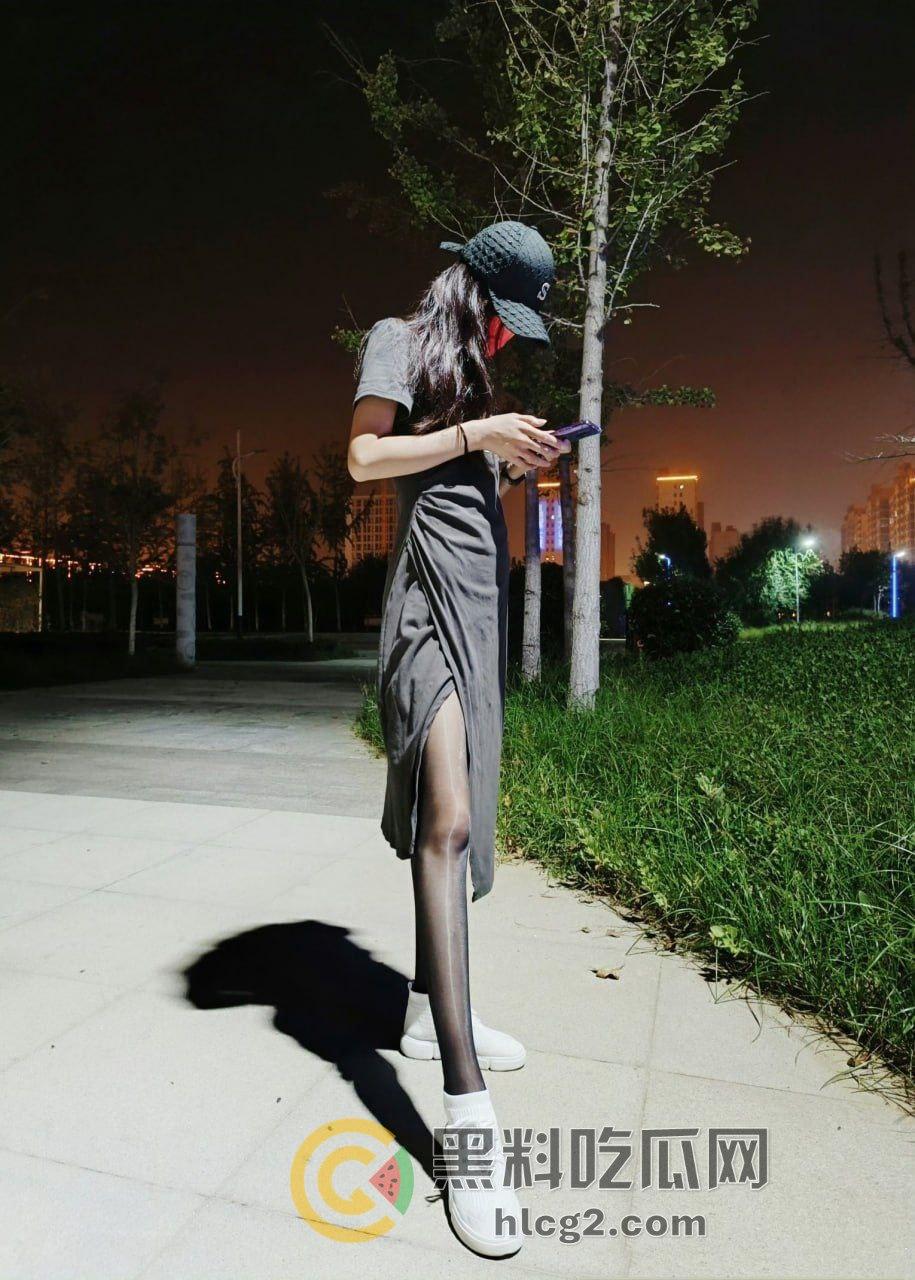 上海财经女大学生「丁一卓」白天乖巧，夜晚转变为性感小母狗！长腿美貌大揭秘-11