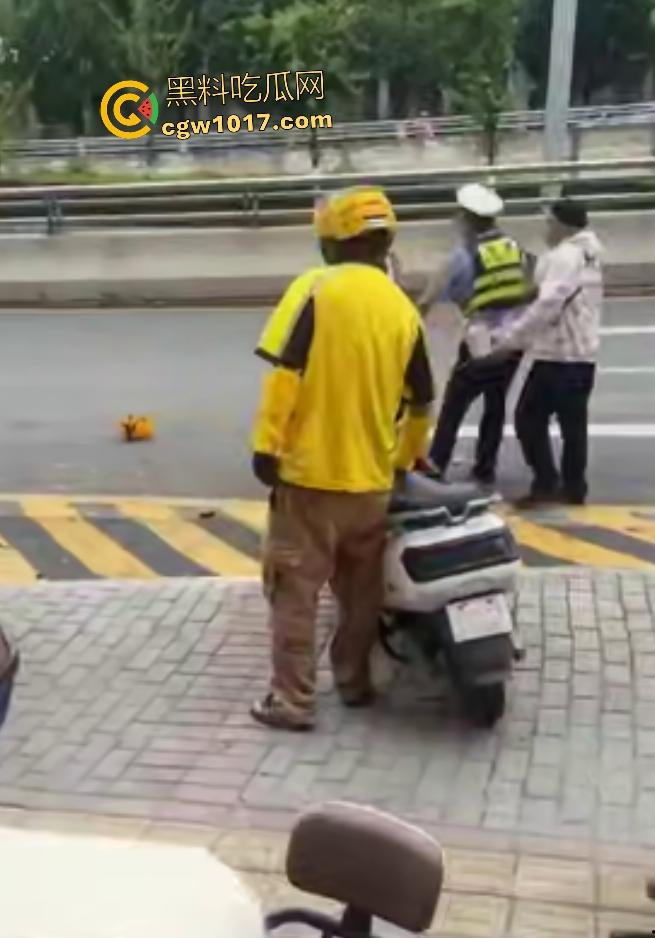 贵阳医院门口外卖小哥抢单血战，互殴拳脚头盔砸成稀碎，交警一人拦不住还得叫援兵，本是同根生相煎何太急呢！-2