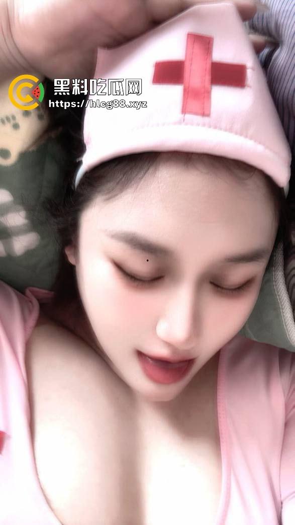 山西【马元媛】幼儿园老骚猪穿护士装被男人操翻天,奶子抖得像猪脸肉,白天教娃晚上舔屌!-9