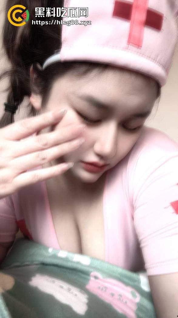 山西【马元媛】幼儿园老骚猪穿护士装被男人操翻天,奶子抖得像猪脸肉,白天教娃晚上舔屌!-13