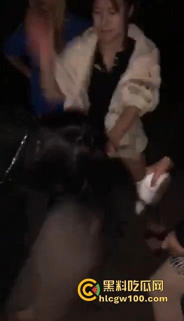 广西百色精神小妹暴力围殴事件曝光，为爱深夜埋伏群殴打起架来真不输男人！-11
