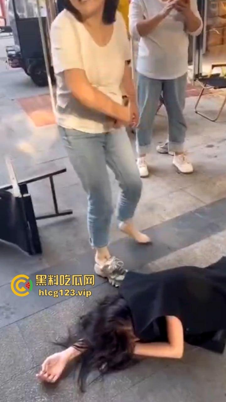 拳头硬了!河南漯河一怀孕女子打砸店铺 持刀行凶 怀了个太子吗?这么牛逼?现场撒泼视频看怒了-3