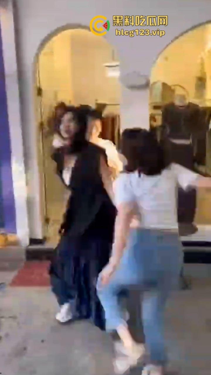 拳头硬了!河南漯河一怀孕女子打砸店铺 持刀行凶 怀了个太子吗?这么牛逼?现场撒泼视频看怒了-6