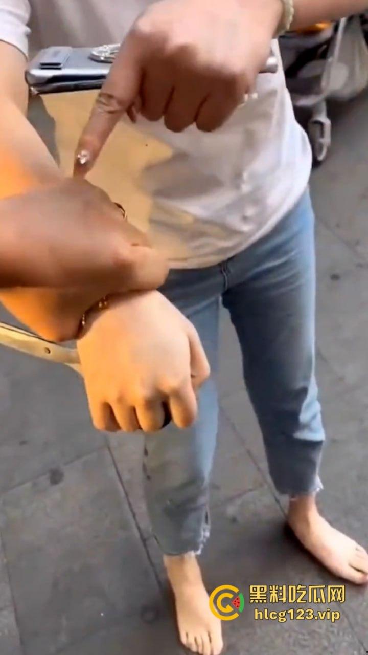 拳头硬了!河南漯河一怀孕女子打砸店铺 持刀行凶 怀了个太子吗?这么牛逼?现场撒泼视频看怒了-10