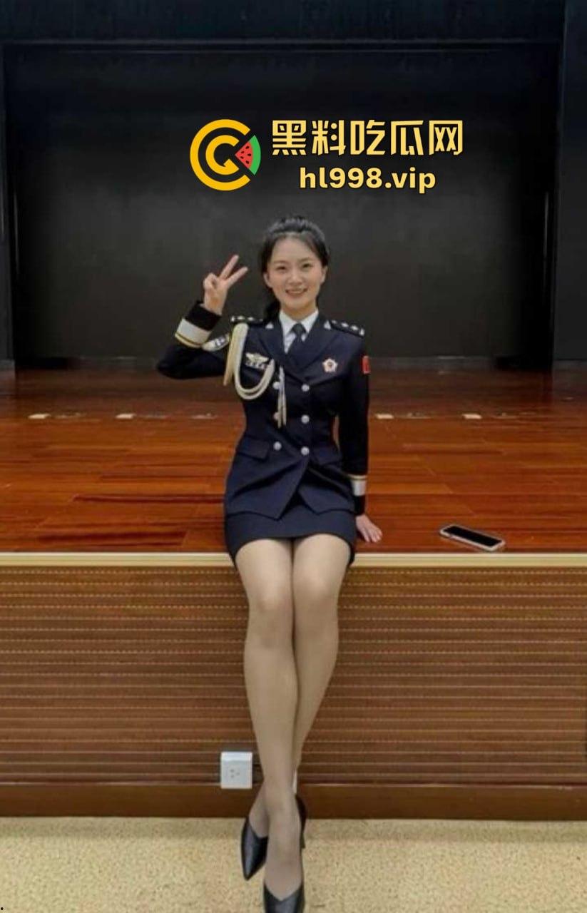 民警变成变态淫魔！外网发布与女警的性爱视频，穿警服口交、后入爆操，极品警花无处遁形！-8