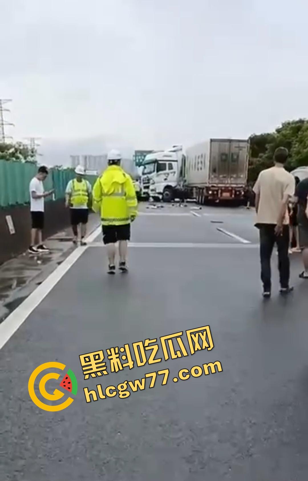 泉南高速惊魂！临桂-灵川段大挂车狂撞四小车，福利路出口变炼狱！-2