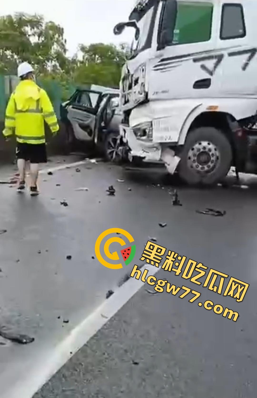 泉南高速惊魂！临桂-灵川段大挂车狂撞四小车，福利路出口变炼狱！-4