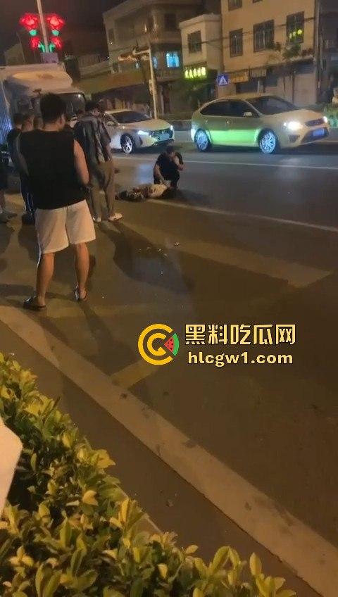 潮州龙湖镇大货车直接撞死俩小孩,惨到司机吓傻,路人哭得肝肠寸断!-7