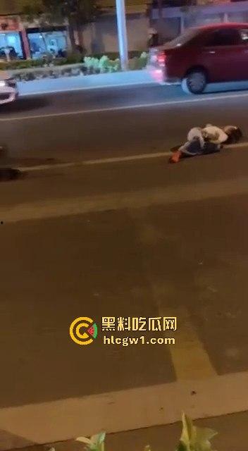 潮州龙湖镇大货车直接撞死俩小孩,惨到司机吓傻,路人哭得肝肠寸断!-10