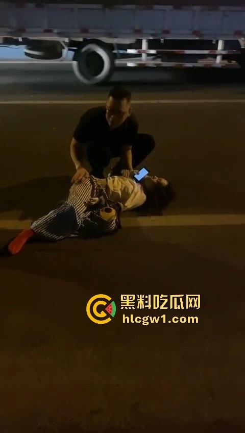 潮州龙湖镇大货车直接撞死俩小孩,惨到司机吓傻,路人哭得肝肠寸断!-11