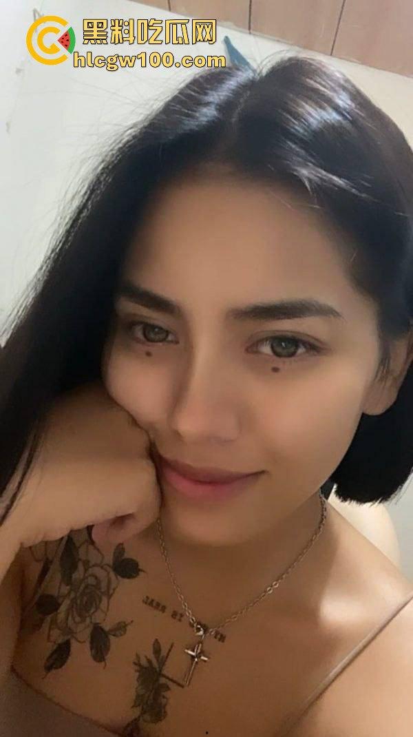 台湾极品辣妹【宋巧】与男友裸聊视频流出，劲拉热舞场面火爆，这种若隐若现的勾引最致命。-3