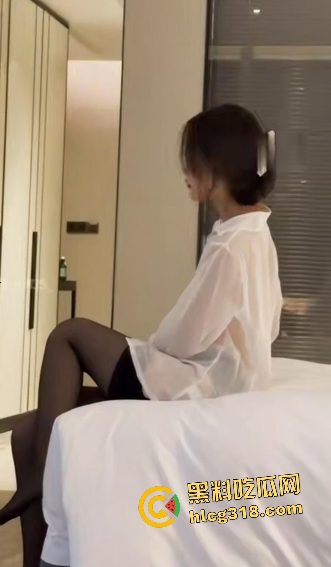 幼师3P内射绿帽男友！黑丝酒店口交猛舔一棒，酒店窗帘打开，骚逼后入精液狂流！-3