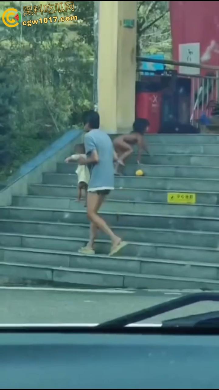 四川石棉高速服务区小猿泰山锅巴，高学历父母不给穿衣上户口，男孩爬食地摊剩饭，这父母真是禽兽不如！-3