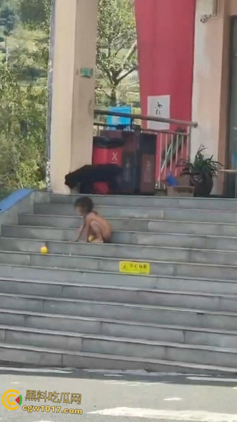 四川石棉高速服务区小猿泰山锅巴，高学历父母不给穿衣上户口，男孩爬食地摊剩饭，这父母真是禽兽不如！-5