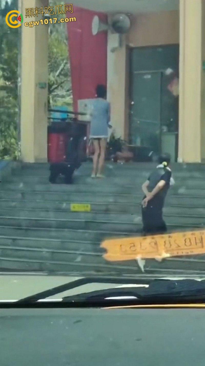 四川石棉高速服务区小猿泰山锅巴，高学历父母不给穿衣上户口，男孩爬食地摊剩饭，这父母真是禽兽不如！-7