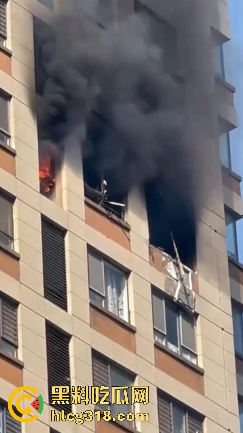 青岛电瓶车飞线充电,发生爆燃造成严重火灾,现场画面触目惊心,清晰听见传来的爆炸声!-4