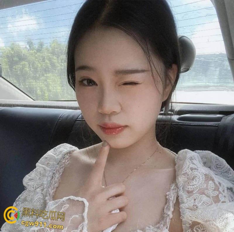 湖南巨乳绿播【刘文琪】为爱下海，清纯甜妹为绿帽男友，直播脱衣骚舞勾引金主，胸前小白兔活蹦乱跳 ！-2