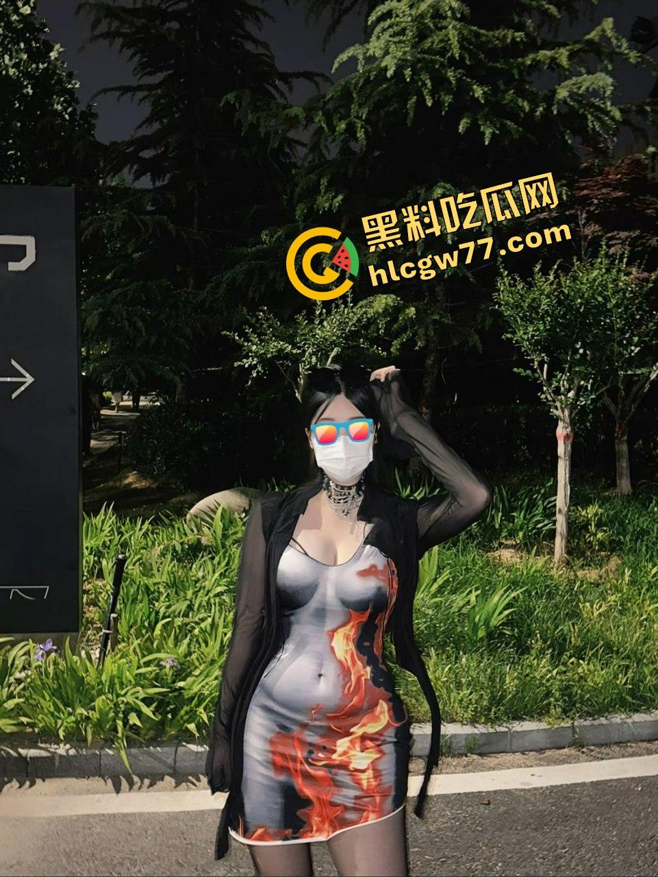 SM圈『小什么西』性虐视频流出,黑丝蜜桃臀倒吊抽鞭滴蜡,这骚M谁看了不心动?-3