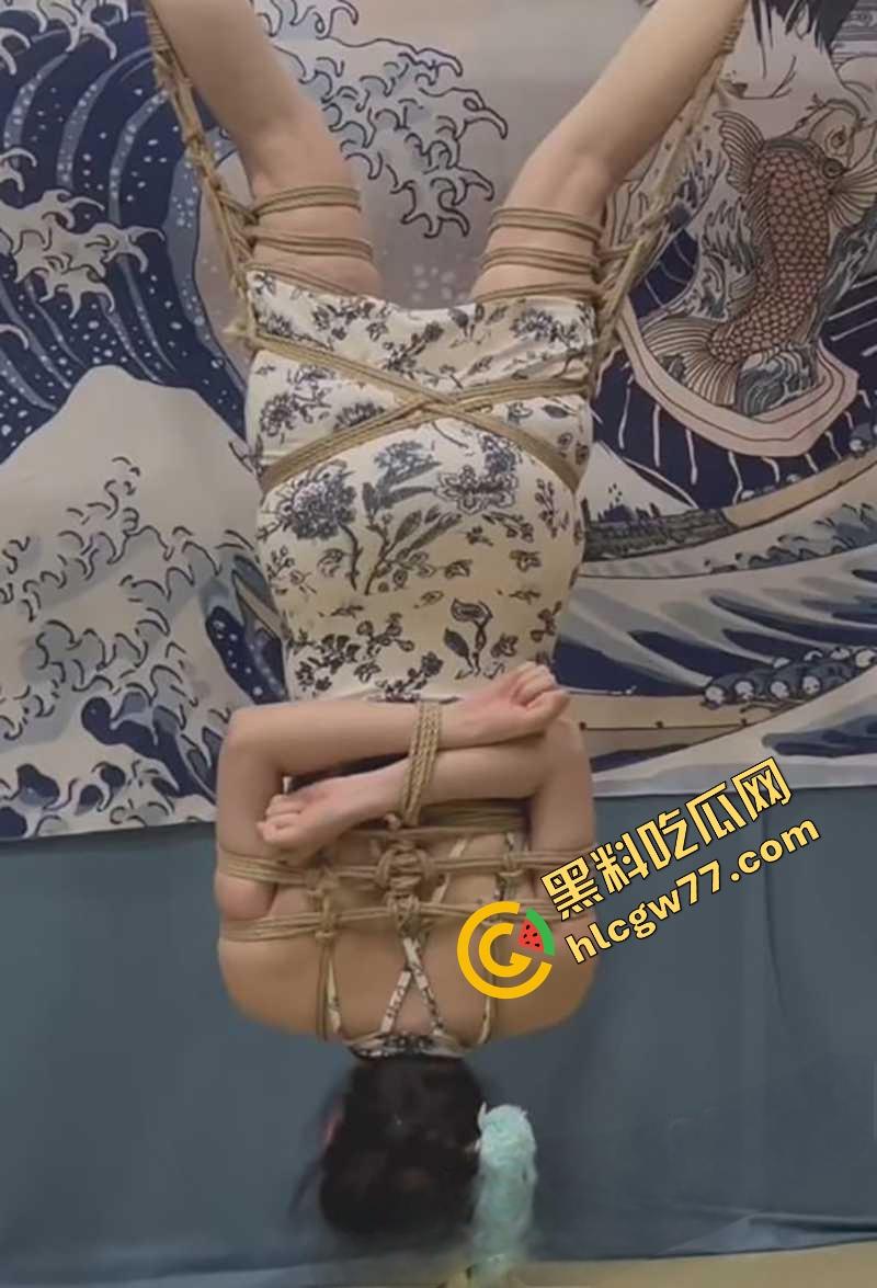 SM圈『小什么西』性虐视频流出,黑丝蜜桃臀倒吊抽鞭滴蜡,这骚M谁看了不心动?-5