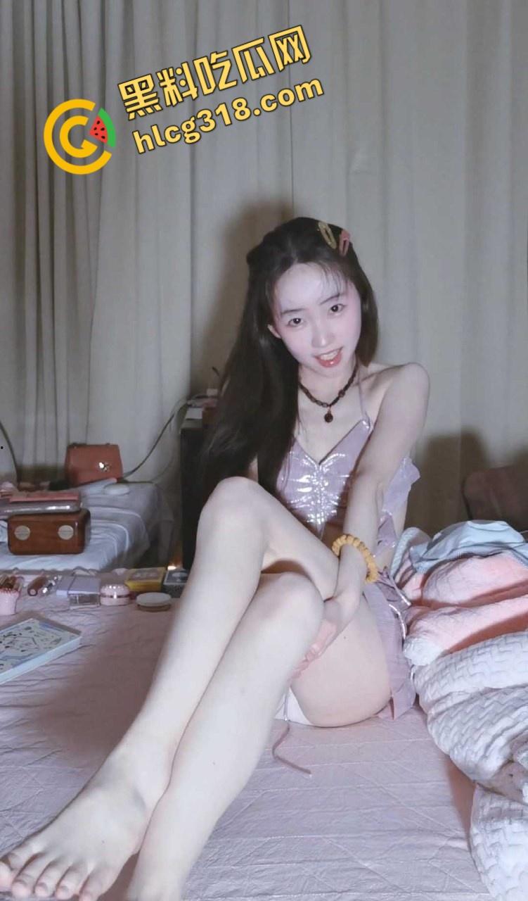 ASMR诱惑系列【YiDan的窝窝】,粉粉的玉足诱人心,发出的声音也很好听,心中的完美女神 !-1