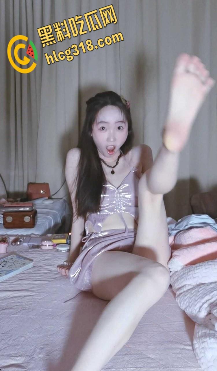 ASMR诱惑系列【YiDan的窝窝】,粉粉的玉足诱人心,发出的声音也很好听,心中的完美女神 !-3