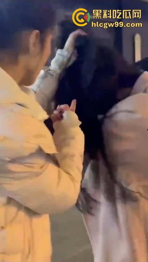 情人节你却非要当别人的情人 粉衣少妇勾搭00后弟弟被其女友抓获 原配强悍扯头发暴击!-2