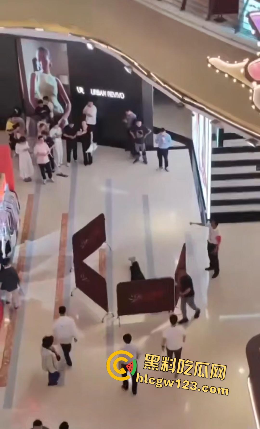 扬州京华城26岁女孩为茶颜悦色跳楼自杀！因男友买蜜雪冰城崩溃，男友终于解脱了！-8