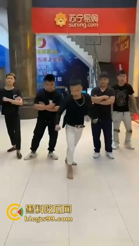 河南精神小伙线上嘴硬嚣张跋扈，线下衣服被脱光吊打，飞踢猛踹，互联网嘴炮被打得嗷嗷叫不敢还手！-3