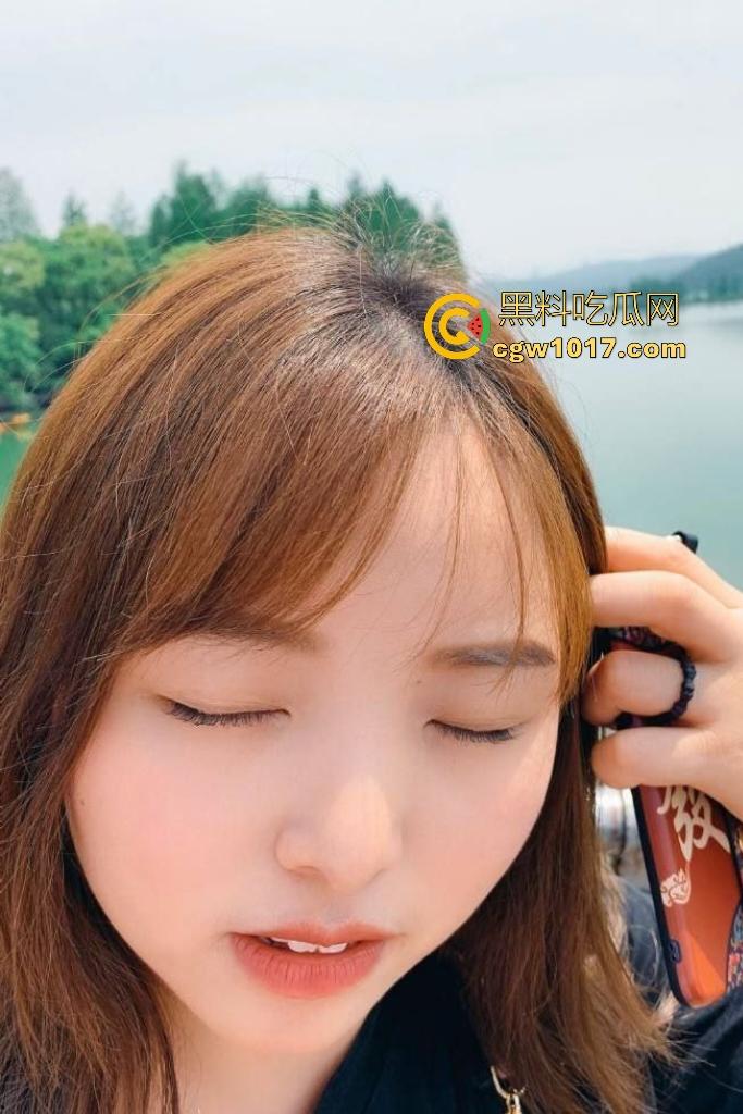 云南昆明水利局大奶【詹芳媛】，工作压力大找小鲜肉，被操到鸟叫声酥麻，不愧是水利局的，B里的水真多！-1