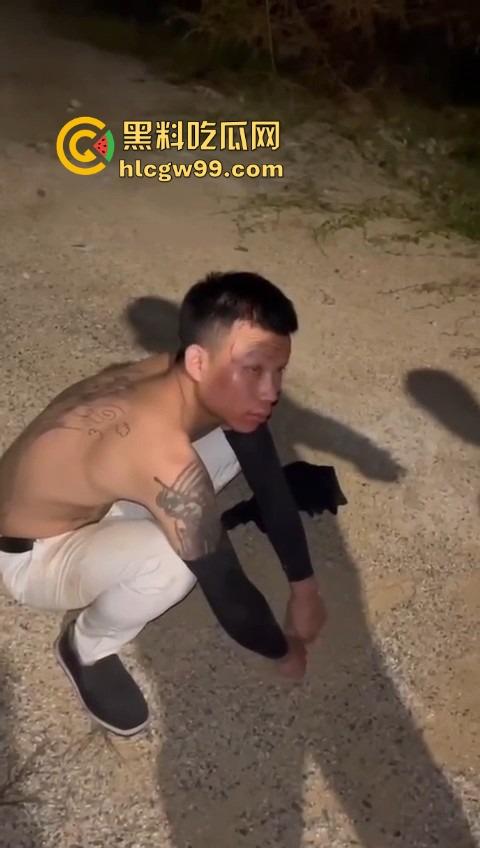 河南精神小伙线上嘴硬嚣张跋扈，线下衣服被脱光吊打，飞踢猛踹，互联网嘴炮被打得嗷嗷叫不敢还手！-7