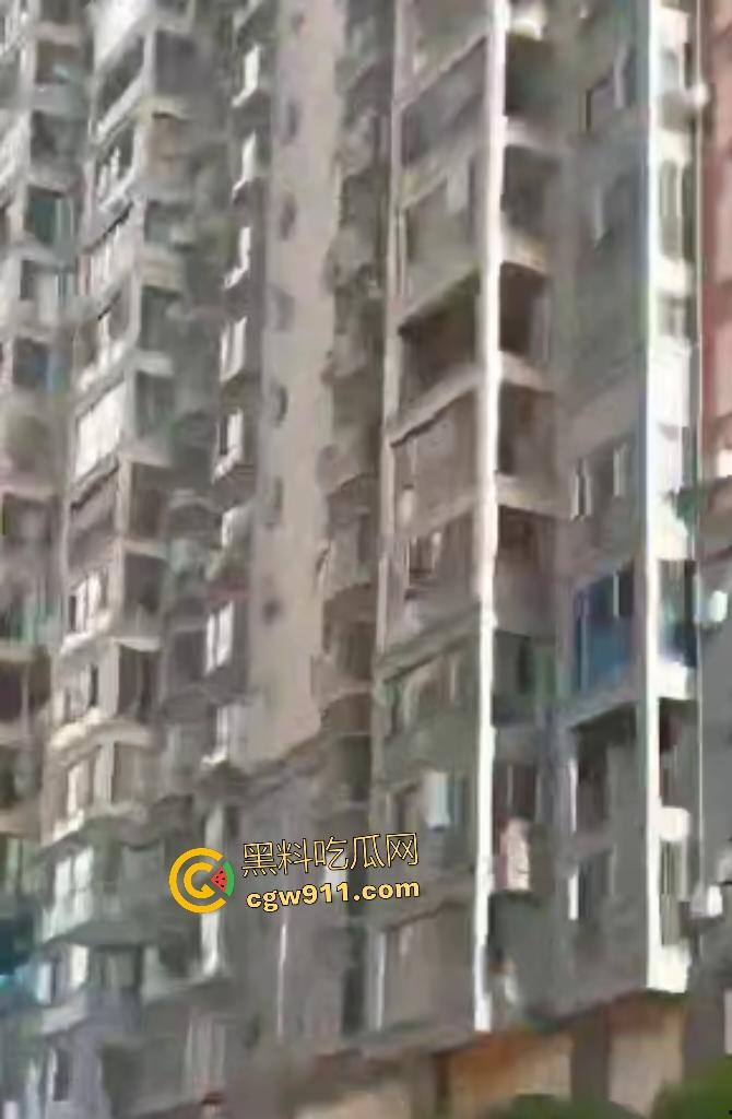 湖南武冈新广场跳楼惨剧！少女与姐姐吵架跳楼，围观万人悲喊“不要跳”，最后充气垫救命还是断腿！-2