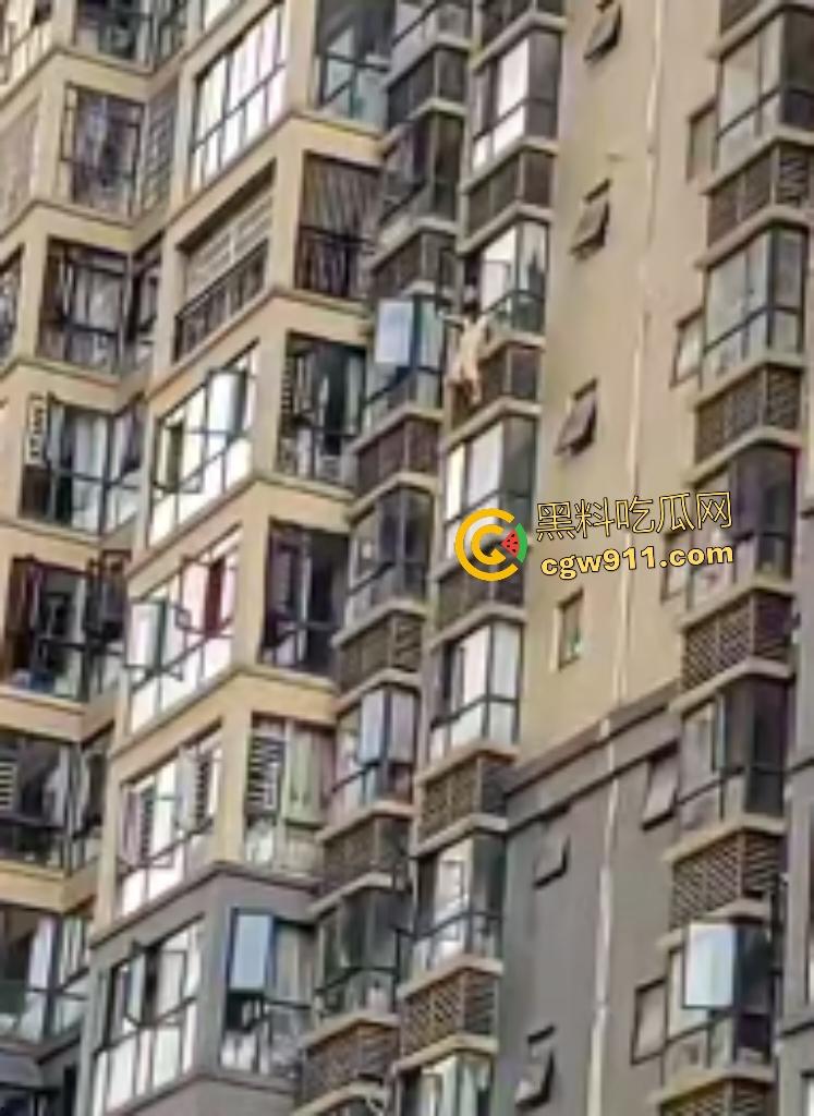 湖南武冈新广场跳楼惨剧！少女与姐姐吵架跳楼，围观万人悲喊“不要跳”，最后充气垫救命还是断腿！-5