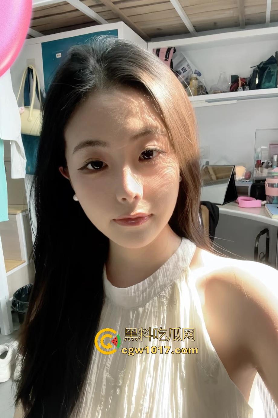 “知性”反差女友被男友偷拍做爱！追了好久才到手的超级白嫩完美肉体，不拍下来可惜了，还得猛猛操！-1