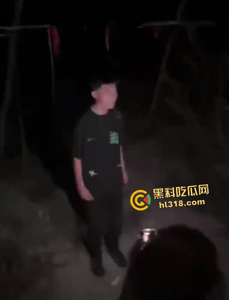 高一恶霸逼学生爷爷奶奶下跪磕头，孙子反击大骂，黑涩会加特林烟花狂喷，最后霸凌者被抓来跪地！-4