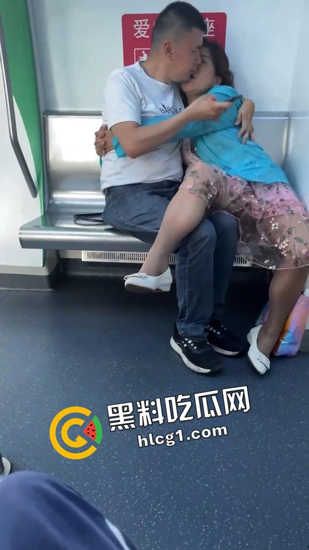 地铁上的炸裂时刻 中年夫妻秀恩爱 抠逼亲嘴完全不害臊 全程跟拍辣眼睛-2