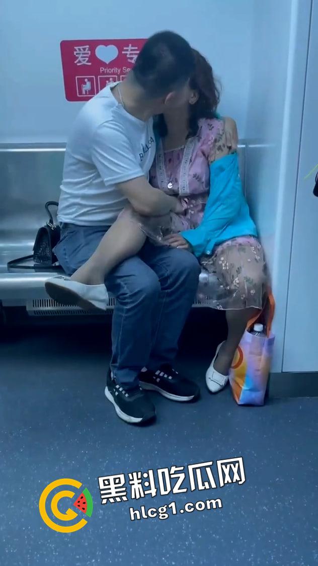 地铁上的炸裂时刻 中年夫妻秀恩爱 抠逼亲嘴完全不害臊 全程跟拍辣眼睛-3