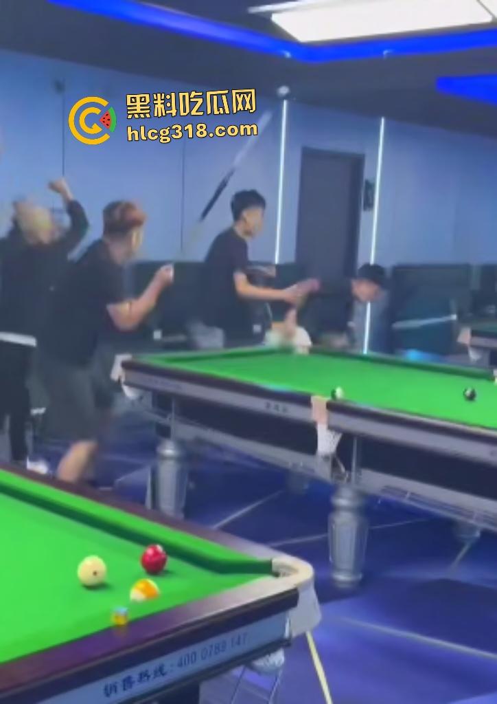 台球室赌徒疯狂群殴两小伙！台球棍和台球直打脑门，棍子打断血流满面，其中一小伙见势不妙直接逃走！-3