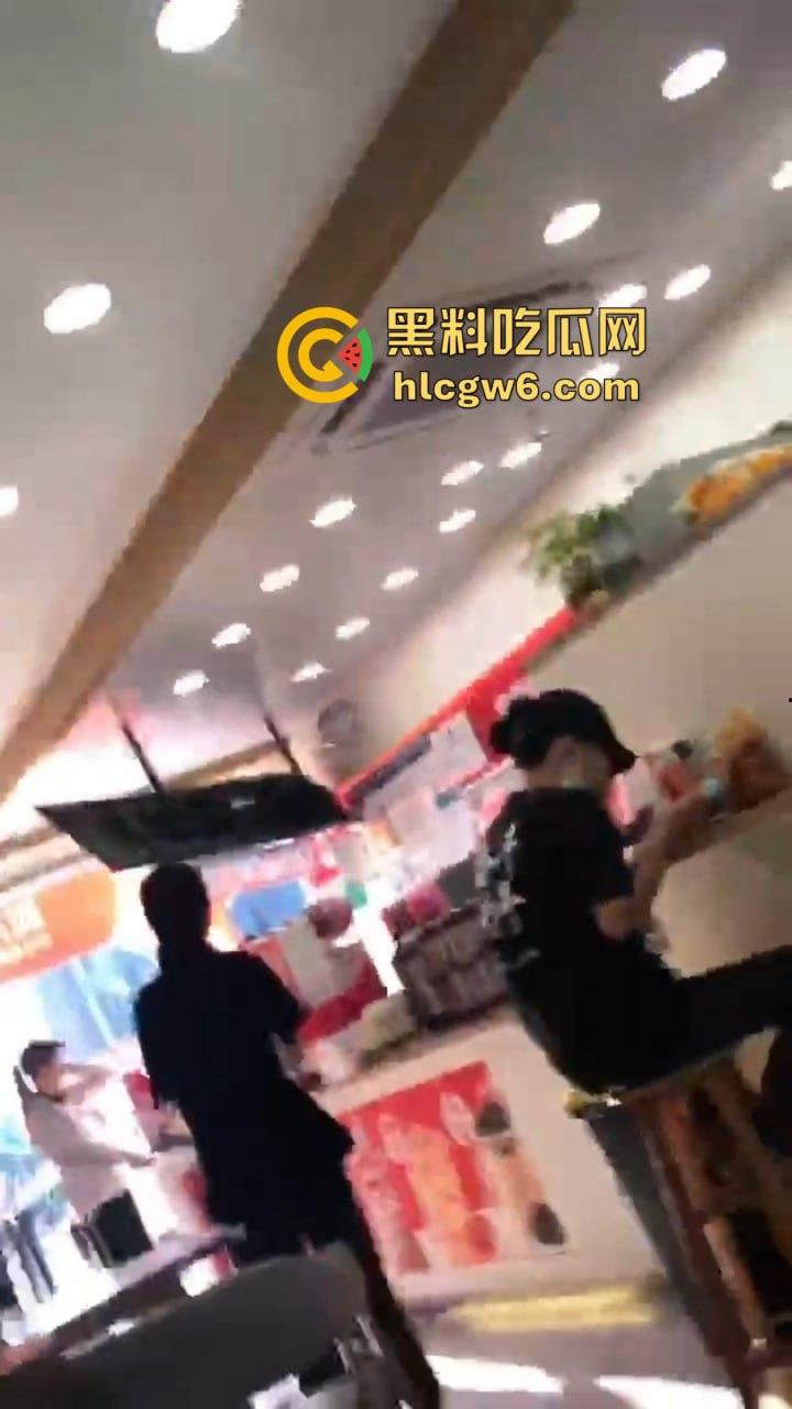 郑州蜜雪冰城惊现狙击手 哥们撸多了眼圈发黑，手枪一抬对着坦克狂射，这是沉迷打飞机的艺术家！-6