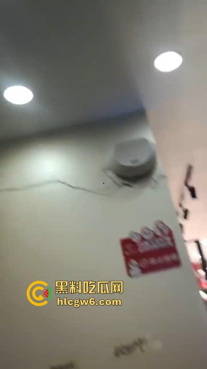 郑州蜜雪冰城惊现狙击手 哥们撸多了眼圈发黑，手枪一抬对着坦克狂射，这是沉迷打飞机的艺术家！-7