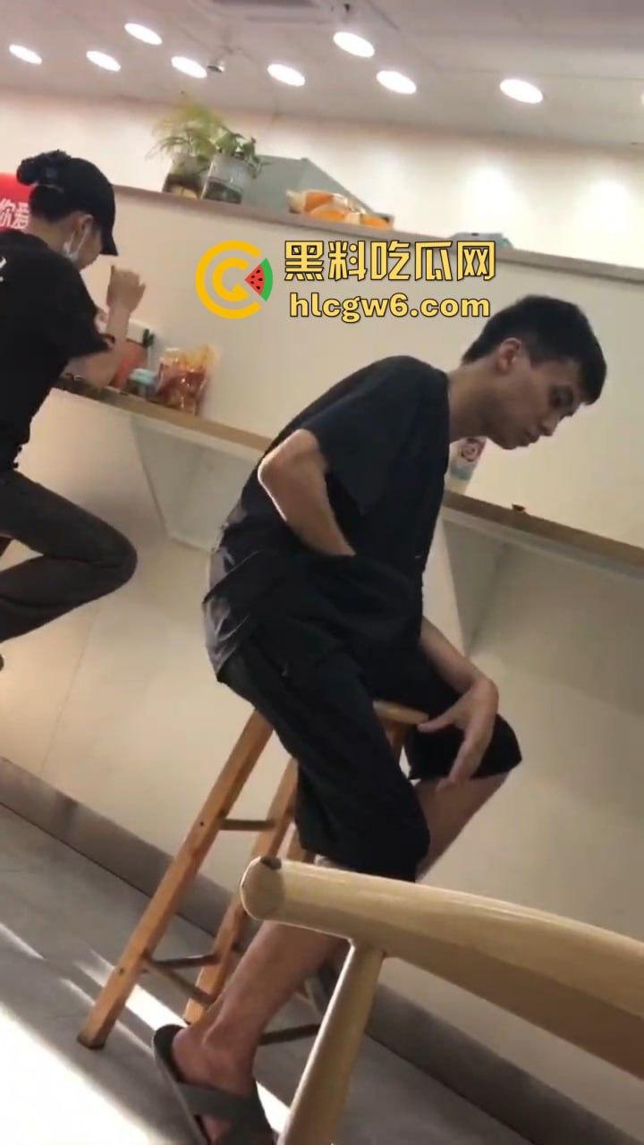 郑州蜜雪冰城惊现狙击手 哥们撸多了眼圈发黑，手枪一抬对着坦克狂射，这是沉迷打飞机的艺术家！-9